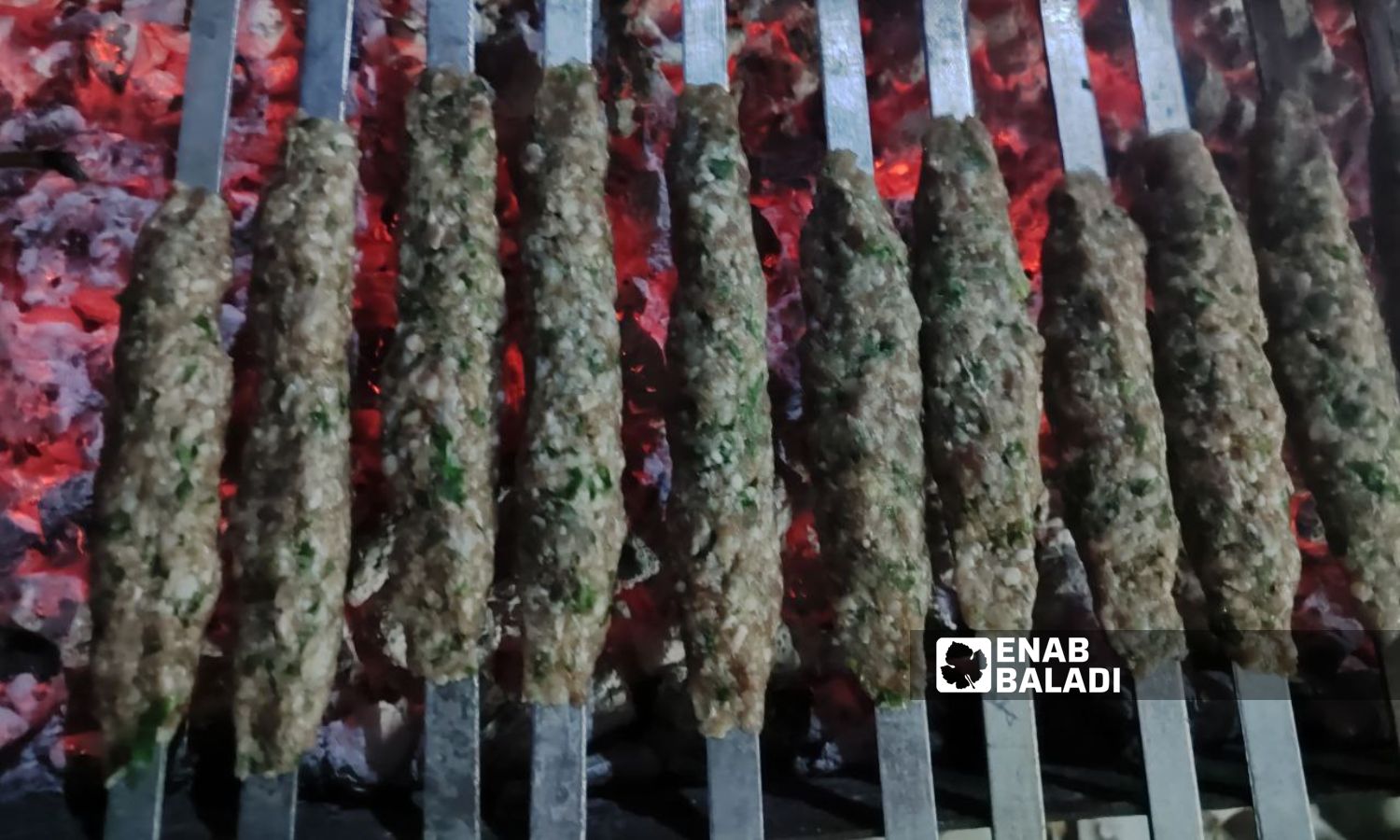 تحضير لحمة للشواء في عيد "القوزلة" في ريف جبلة باللاذقية – كانون الثاني 2024 (عنب بلدي)