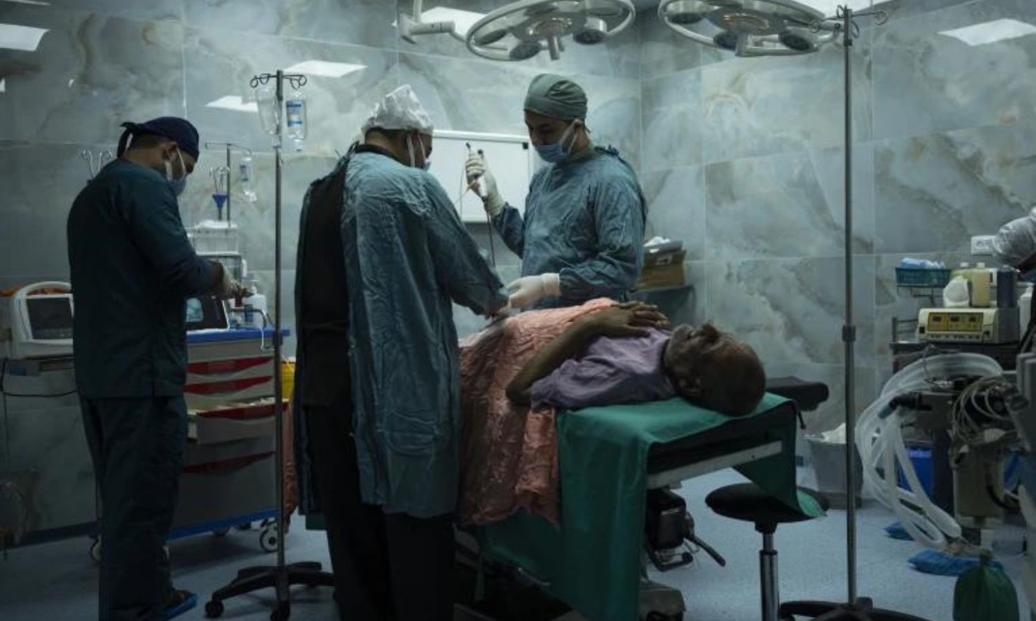 بإمكانيات شبه معدومة، يجري أطباء فلسطينيون عملية جراحية في غزة 11 من كانون الثاني 2024 (AP)