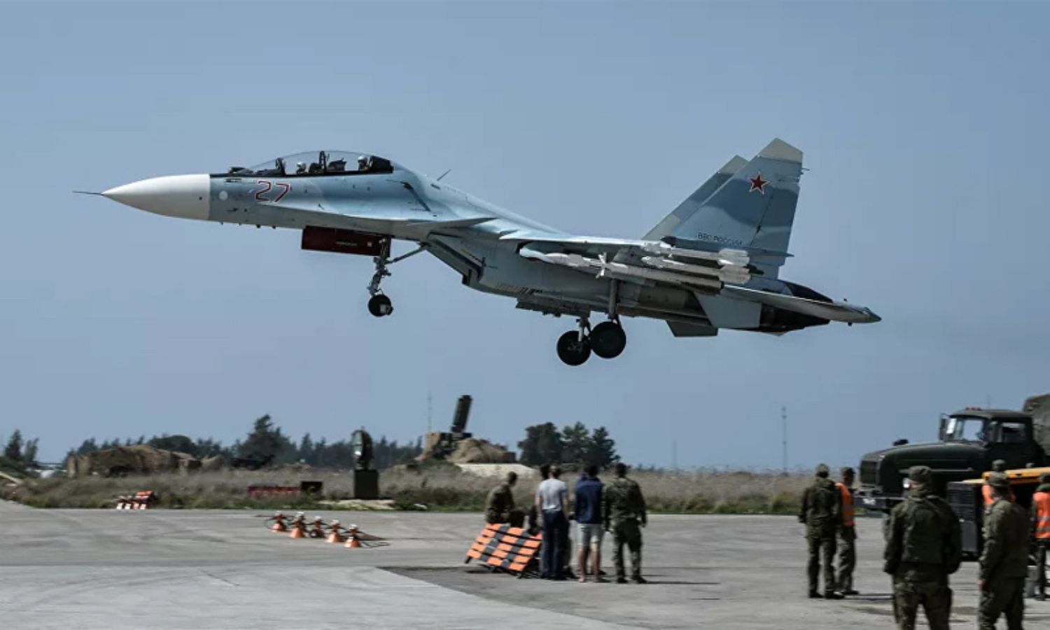 طائرة سوخوي 24 روسية الصنع تقلع من قاعدة حميميم الروسية بمحافظة اللاذقية السورية (سبوتنيك)