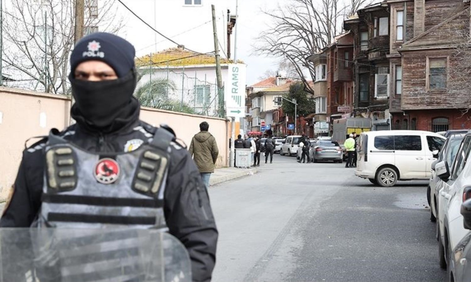 عناصر من الشرطة التركية ينتشرون بعد التفجير الذي تعرضت له كنيسة"سانتا ماريا" بإسطنبول - 29 من كانون الثاني 2024 (الأناضول)