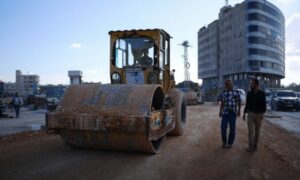 فرش وتعبيد طريق في مدينة سرمدا شمالي إدلب – 4 من تشرين الأول 2023 (وكالة أنباء الشام)