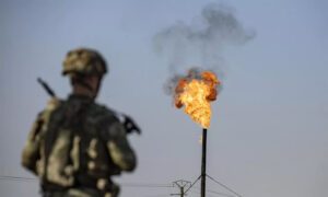 جندي أمريكي قبالة حقل نفط في شمال شرقي سوريا 2023 - (AFP / دليل سلميان)