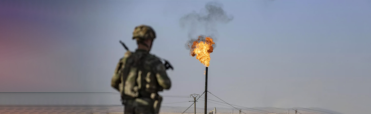 جندي أمريكي قبالة حقل نفط في شمال شرقي سوريا 2023 - (AFP / دليل سلميان)