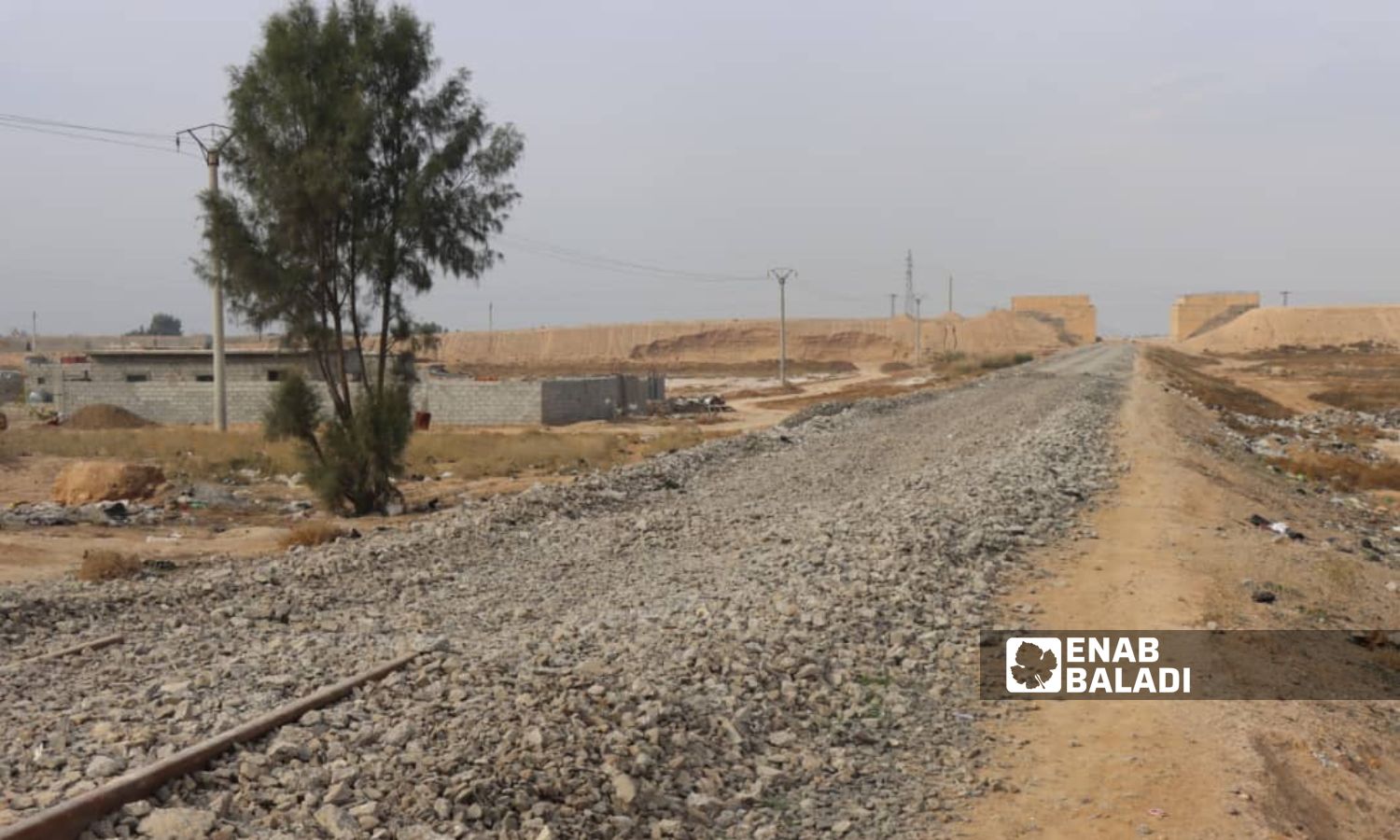 جزء مسروق من خط السكة الحديدة شرقي محافظة دير الزور- 2 من كانون الثاني 2024 (عنب بلدي/ عبادة الشيخ)