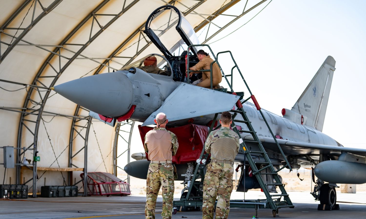 أعضاء خدمة القوات الجوية الأمريكية في قاعدة عسكرية جوية بالكويت- 27 من كانون الأول 2023 (سينتكوم)