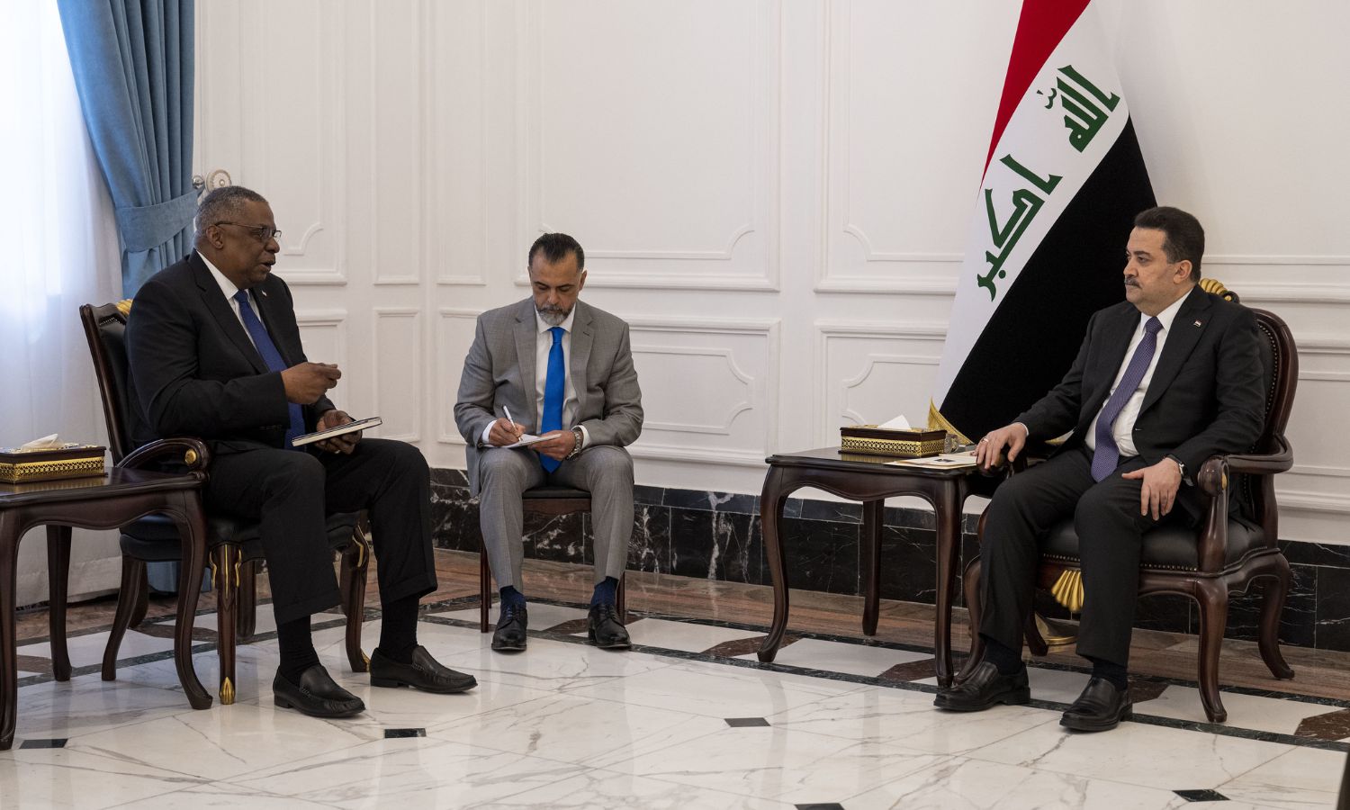 وزير الدفاع الأمريكي لويد أوستن (يسار) خلال اجتماع مع رئيس الوزراء العراقي محمد شياع السوداني (يمين)- 7 من آذار 2023 (البنتاجون)