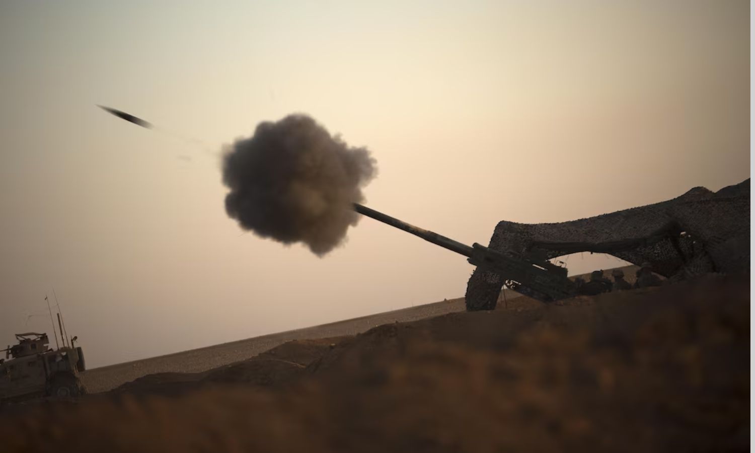 وحدات من مشاة البحرية الأمريكية تنفذ عملية استهداف مدفعي لمواقع تنظيم "الدولة الإسلامية" شمال شرقي سوريا- 15 من أيار 2017 (سينتكوم)