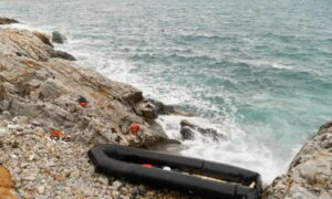 سترات نجاة بعد غرق سفينة مهاجرين قبالة جزيرة ليسبوس اليونانية - 10 من كانون الثاني 2024 (AP) 