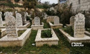 مقبرة في مدينة كفرتخاريم شمال غربي سوريا - 10 من شباط 2024 (عنب بلدي/ شمس الدين مطعون)
