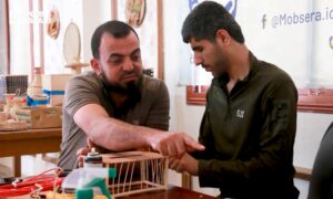 شاب يعاني من إعاقة بصرية يشارك في معرض للحرف اليدوية في إدلب- أيار 2022 (عنب بلدي)