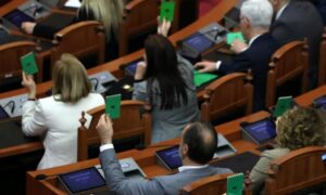 أعضاء البرلمان الألباني يصوتون على اتفاقية نقل المهاجرين - 23 من شباط 2024 (رويترز)