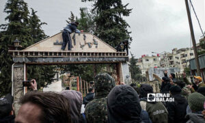 المحتجون يزيلون اسم باسل الأسد عن مدخل حديقة في محافظة السويداء جنوبي سوريا- 19 من شباط 2024 (عنب بلدي)