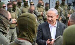 الرئيس الوزراء الإسرائيلي بنيامين نتنياهو مع قوات من الجيش الإسرائيلي - 12 كانون الثاني 2024 (كوبي جدعون، L.A.M)