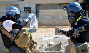 عناصر من منظمة حظر الأسلحة الكيماوية في الغوطة الشرقية عام 2013 (AFP)