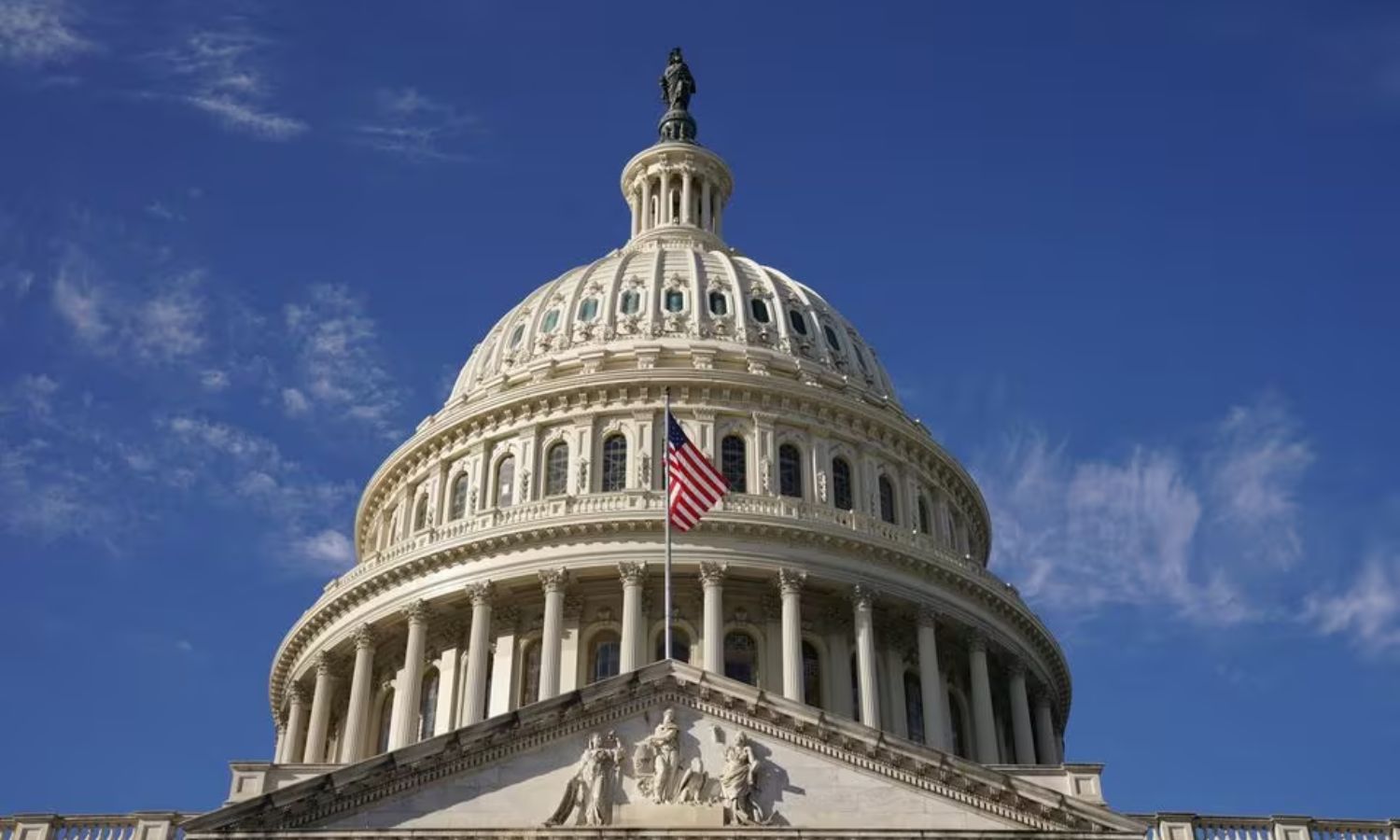 يشكل مبنى "الكابيتول" المقر الرسمي لـ"الكونجرس" الأمريكي، الذي يمثل السلطة التشريعية في الولايات المتحدة بمجلسي النواب والشيوخ الذين يتكون منهما- 2022 (رويترز)