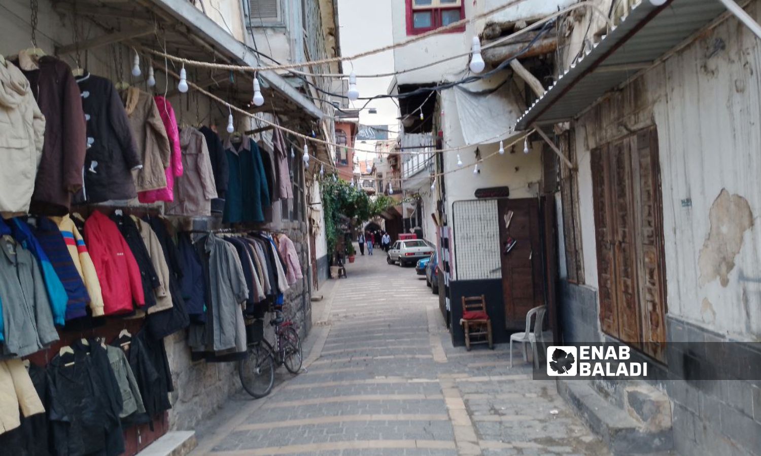 محلات وبسطات لبيع ملابس ملابس البالة في حي القنوات بدمشق- 3 من شباط 2024 (عنب بلدي/ سارة الأحمد)