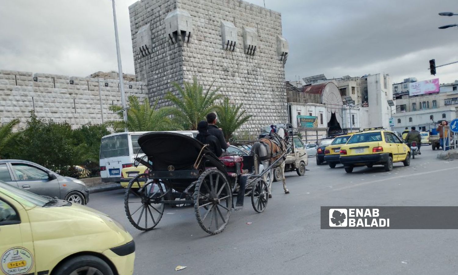 عربة "طنبر" وسيلة نقل بدائية بالقرب من سوق الحميدية وسط العاصمة دمشق- 3 من شباط 2024 (عنب بلدي/ سارة الأحمد)
