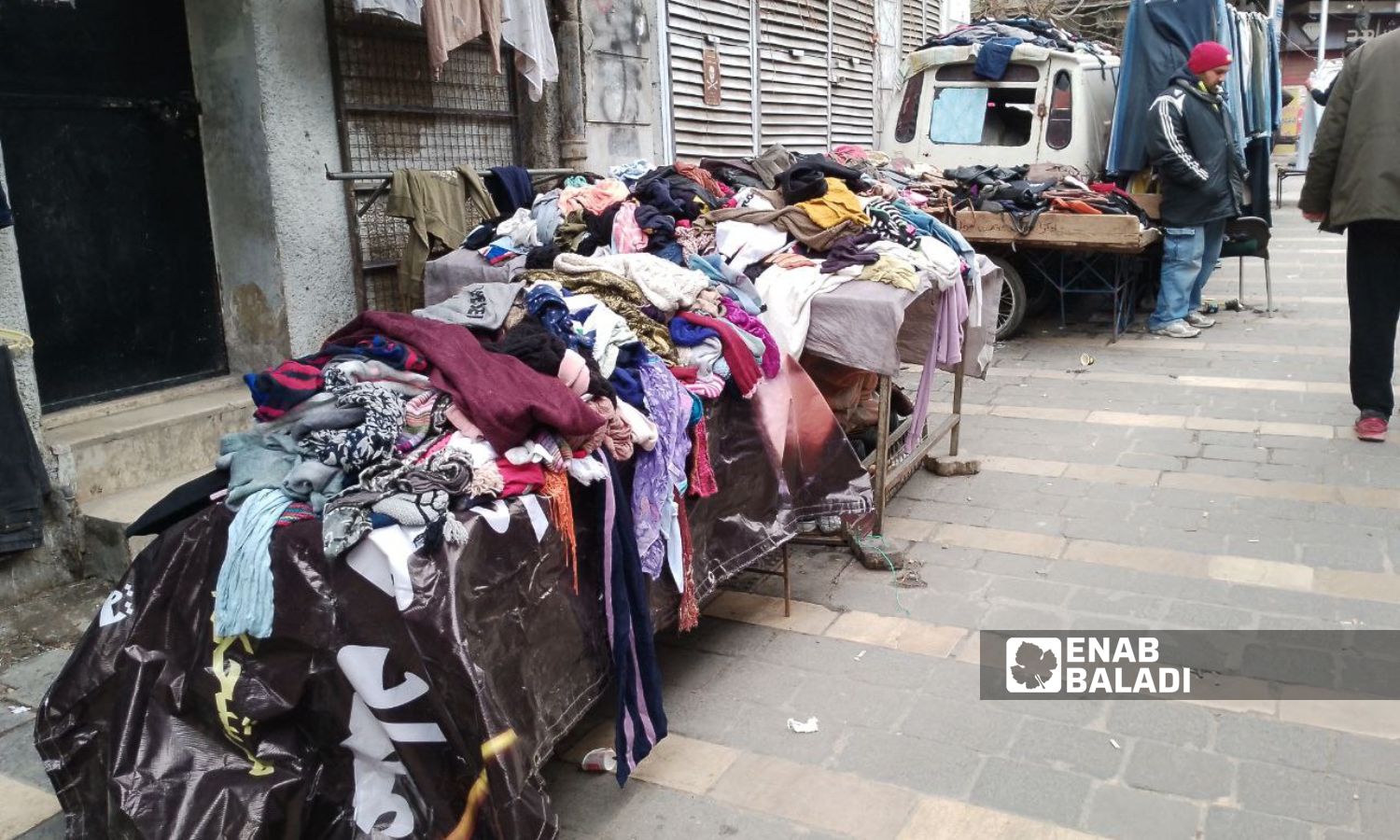 محلات وبسطات لبيع ملابس ملابس البالة في حي القنوات بدمشق- 3 من شباط 2024 (عنب بلدي/ سارة الأحمد)