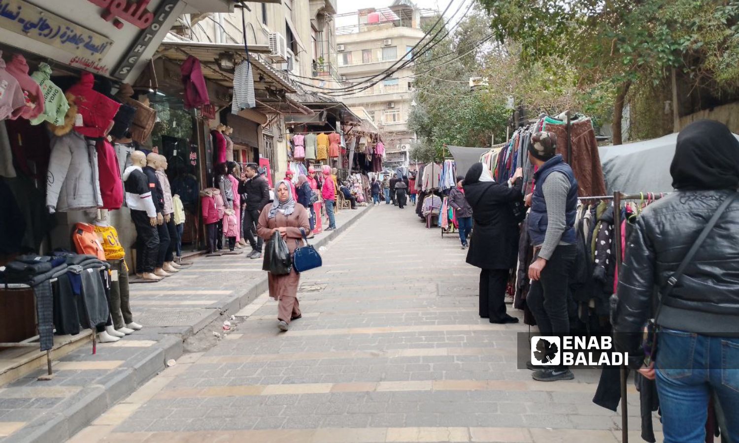 محلات وبسطات لبيع الألبسة  في حي القنوات بدمشق- 3 من شباط 2024 (عنب بلدي/ سارة الأحمد)