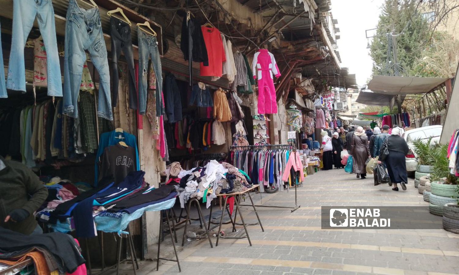 محلات وبسطات لبيع الألبسة  في حي القنوات بدمشق- 3 من شباط 2024 (عنب بلدي/ سارة الأحمد)