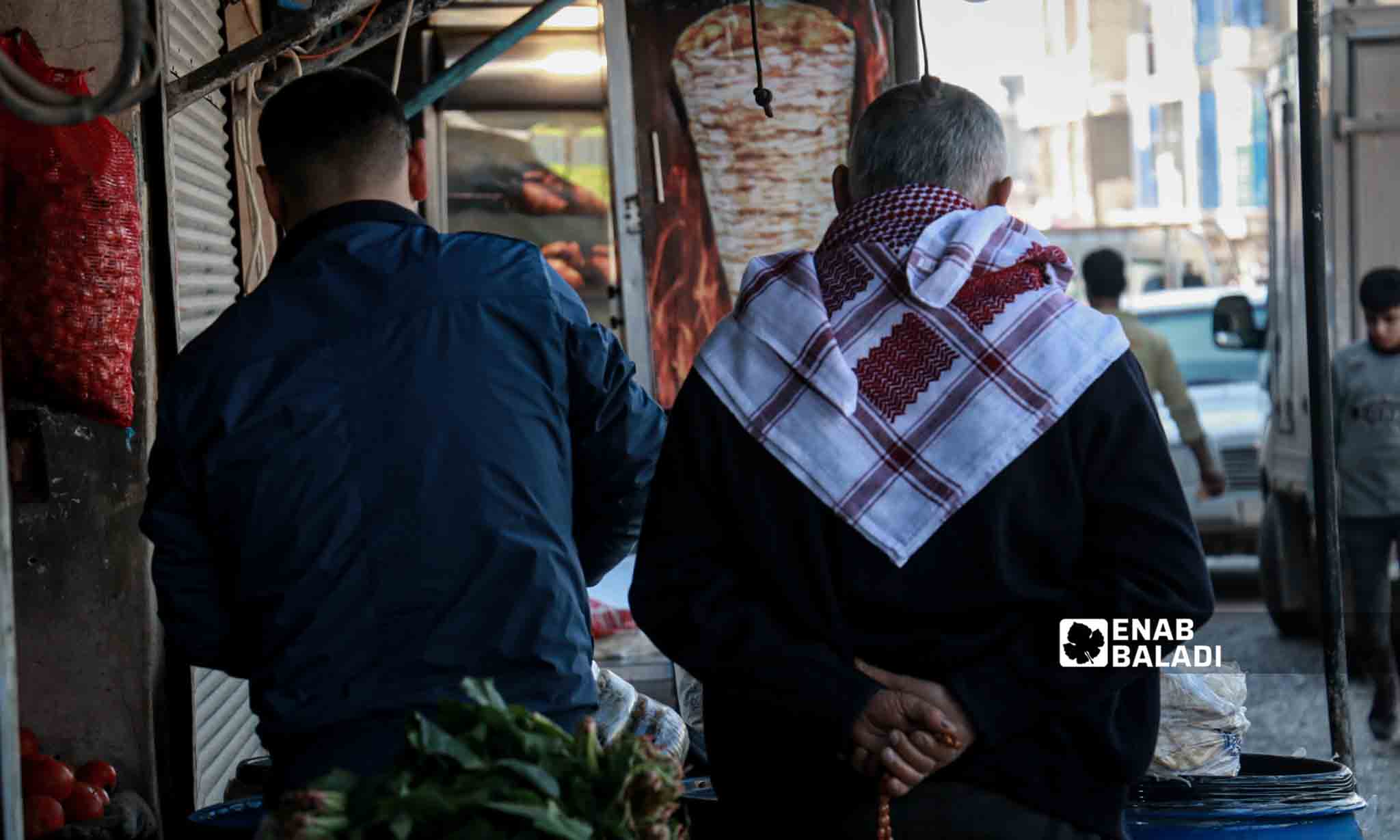 بائع شاورما في أسواق جنديرس شمال غربي سوريا - 6 من شباط 2024 (عنب بلدي/ ديان جنباز)