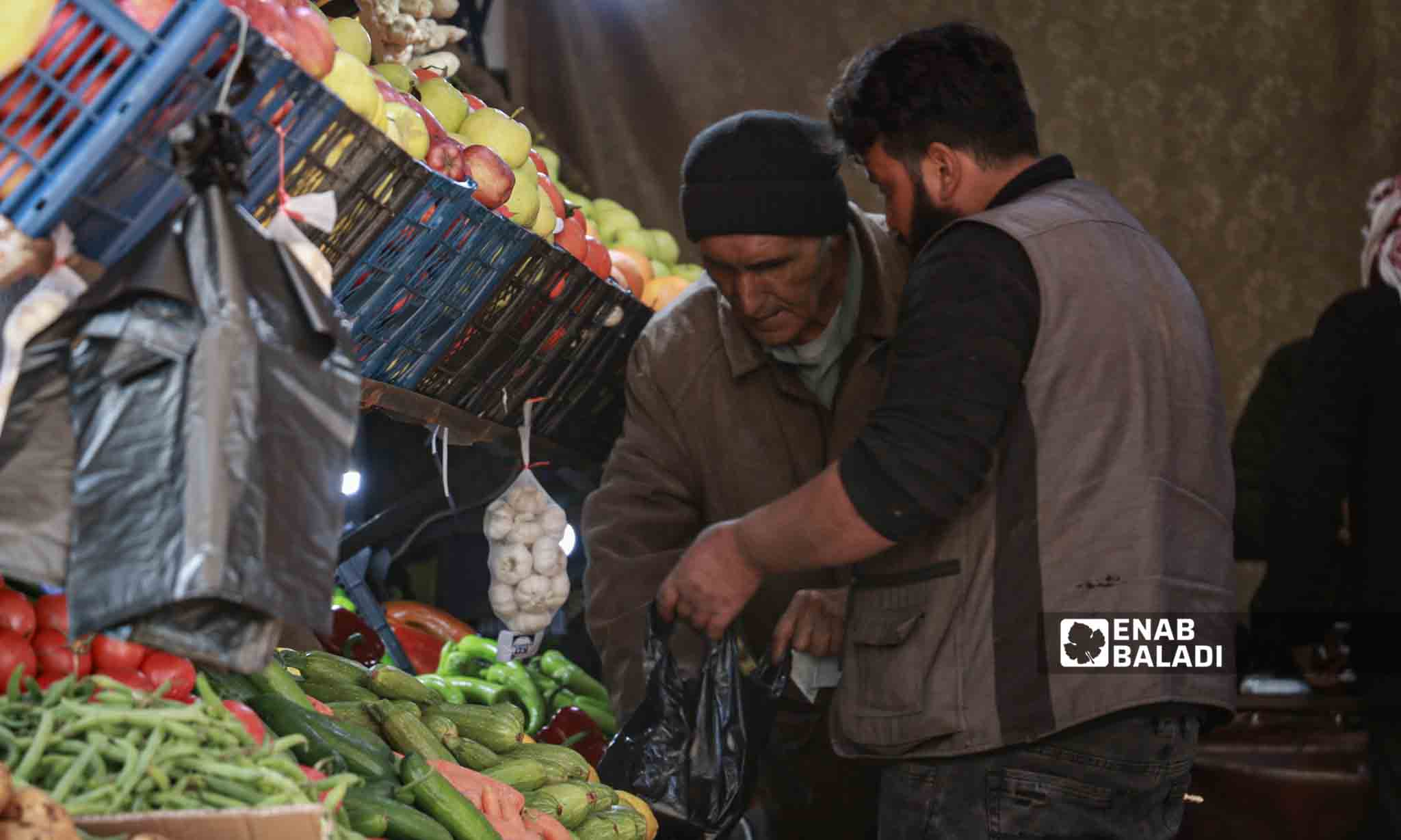 بائع خضار في أسواق جنديرس شمال غربي سوريا - 6 من شباط 2024 (عنب بلدي/ ديان جنباز)