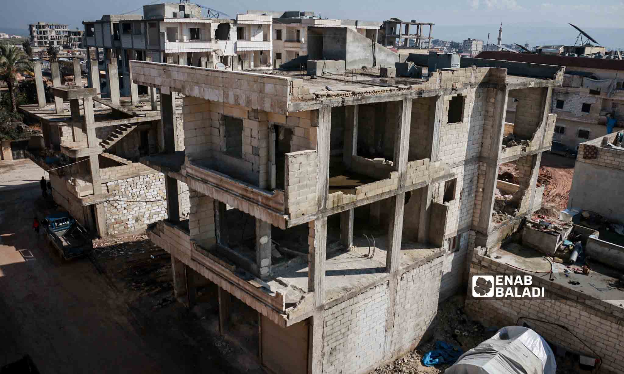 بناء متضرر نتيجة الزلزال الذي ضرب شمالي سوريا - 6 من شباط 2024 (عنب بلدي/ ديان جنباز)