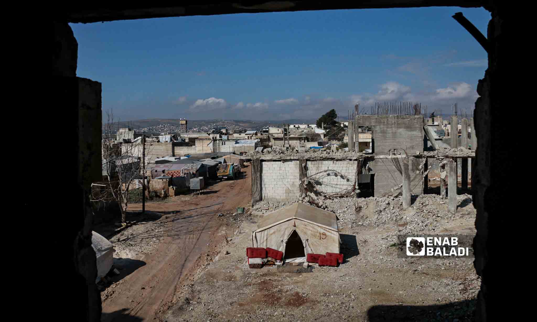 خيم متضرري الزلزال في جنديرس شمالي سوريا - 6 من شباط 2024 (عنب بلدي/ ديان جنباز)