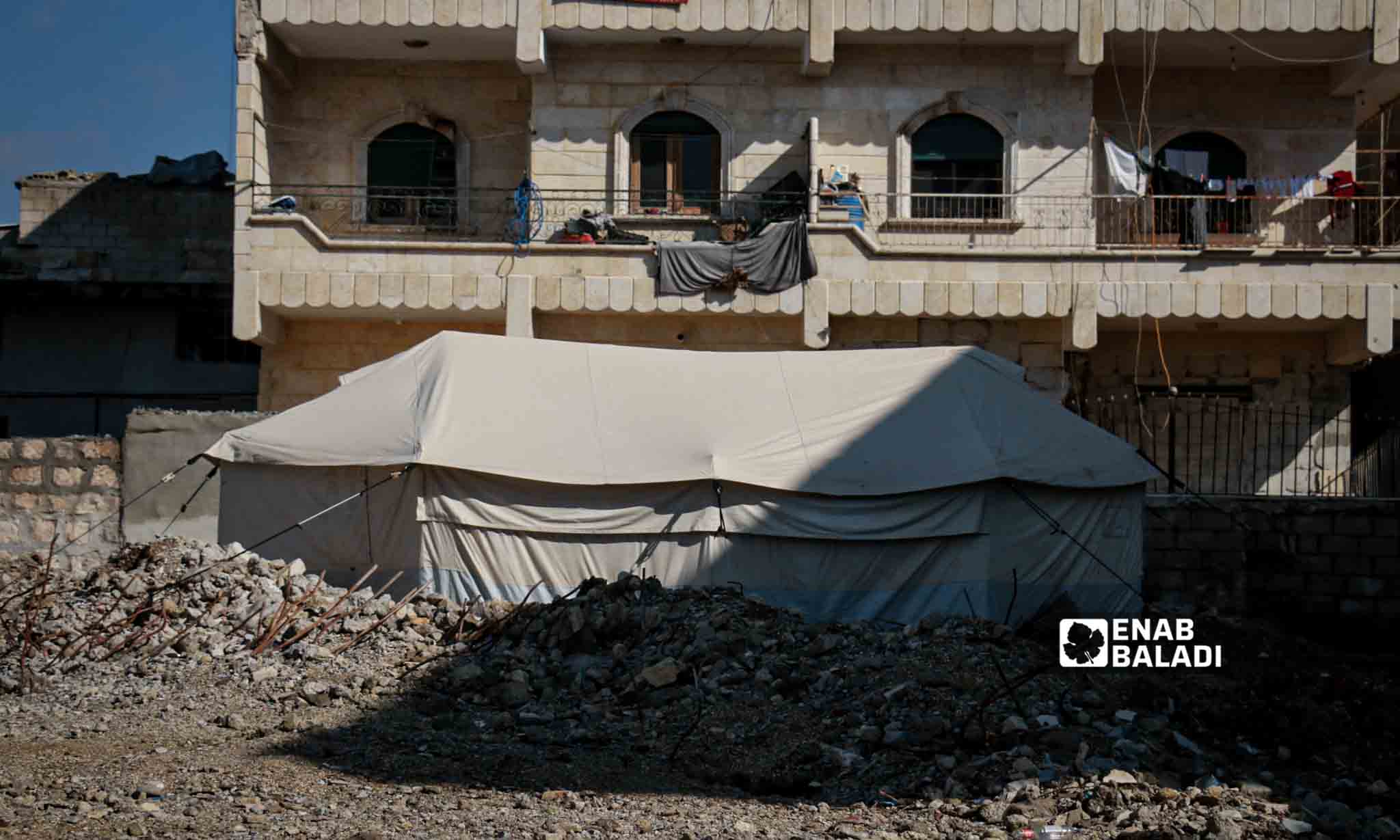خيمة أحد متضرري الزلزال في جنديرس شمالي سوريا - 6 من شباط 2024 (عنب بلدي/ ديان جنباز)