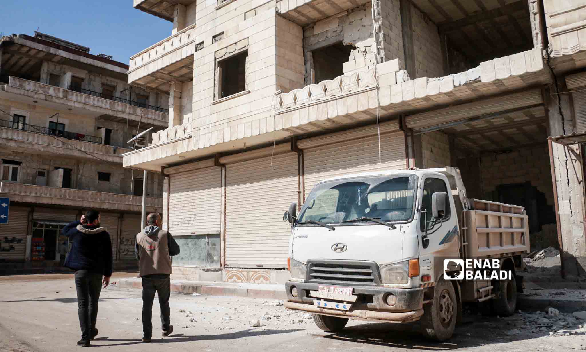 رجل يزيل ركام منزل في مدينة جنديرس شمال غربي سوريا  - 6 من شباط 2024 (عنب بلدي/ ديان جنباز)
