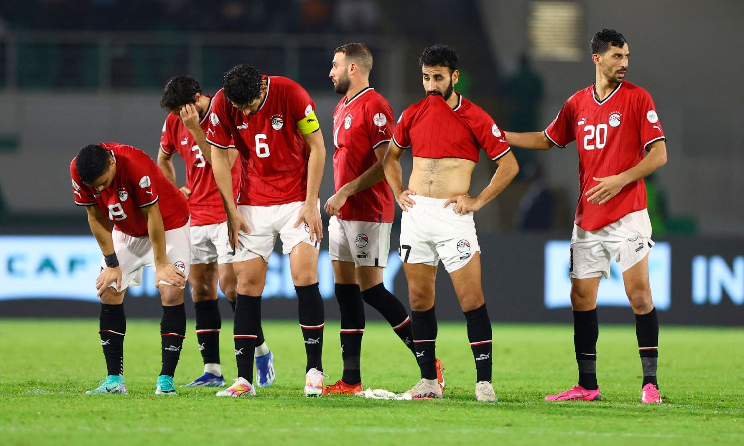 لاعبو المنتخب المصري حزينون على الخروج من الدور الثاني في بطولة الأمم الإفريقية أمام الكونجو - 28 كانون الثاني 2024 (رويترز)