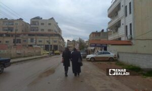 سيدتان في حي الكاشف بمدينة درعا جنوبي سوريا - 17 من شباط 2024 (عنب بلدي/ سارة الأحمد)
