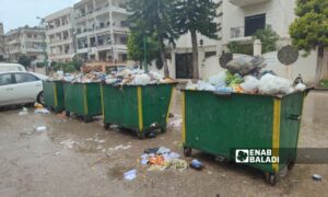 قمامة متكدسة في حي الزراعة في اللاذقية - 17 من شباط 2024 (عنب بلدي/ ليندا علي)
