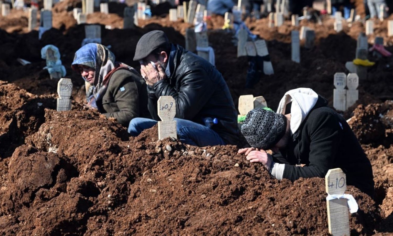 مقبرة جماعية لمجهولي الهوية من ضحايا الزلزال في ولاية أديمان جنوبي تركيا - 10 من شباط 2023 (Halktv)