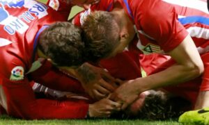 لاعبو أتلتيكو مدريد يحاولون إنقاذ توريس بعد ارتخاء عضلة اللسان - 2 من آذار 2017 (EPA)
