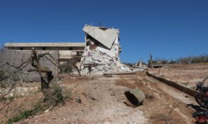آثار الدمار على الأطراف الغربية لمدينة إدلب إثر استهدافها بغارات جوية روسية- 29 من شباط 2024 (الدفاع المدني السوري/فيس بوك)