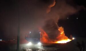 فرق الإطفاء تحاول إخماد النيران الناجمة عن غارات إسرائيلية في محيط العاصمة دمشق- 28 من شباط 2024 (سبوتنيك)