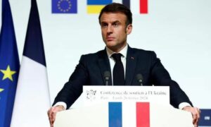 الرئيس الفرنسي إيمانويل ماكرون عقب مؤتمر باريس لدعم أوكرانيا 26 شباط 2024 (رويترز)