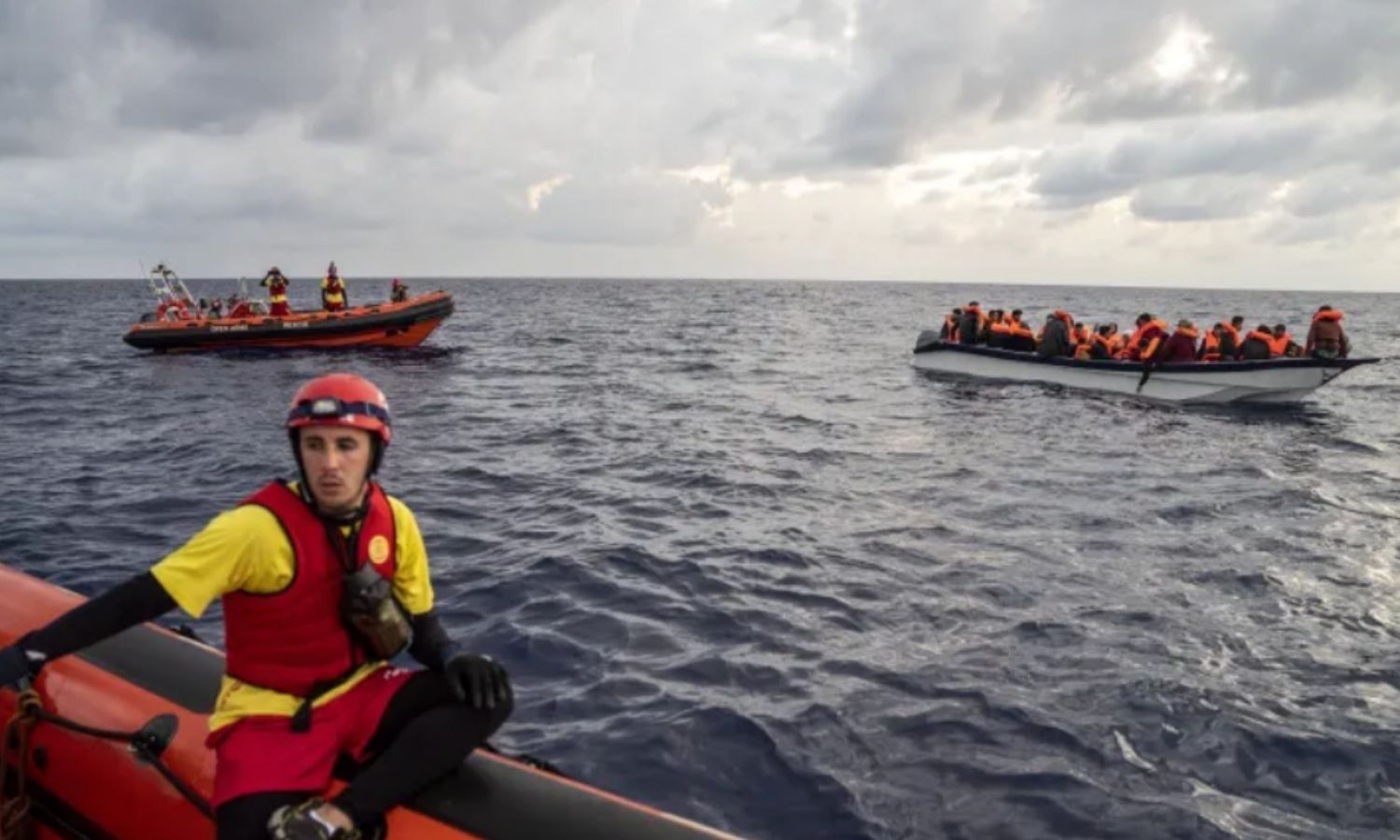 منظمة غير حكومية إسبانية خلال عملية إنقاذها 178 مهاجرًا غير شرعي في المياه الدولية - 30 من أيلول 2023 (AA)