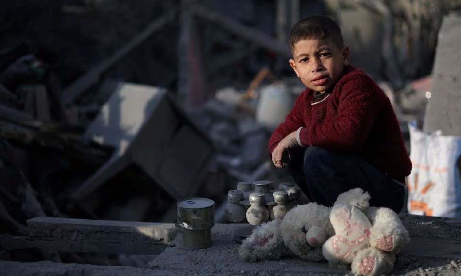 طفل فلسطيني في موقع غارة إسرائيلية على منزل فلسطيني في رفح، جنوبي قطاع غزة- 12 من شباط 2024 (رويترز)