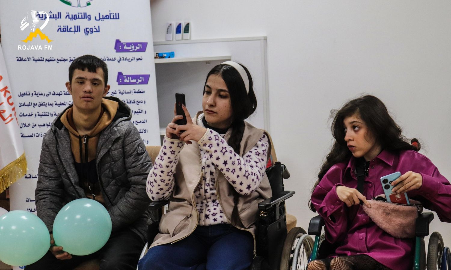 يعاني ذوو الإعاقة في شمال شرقي سوريا من التهميش وضعف الاهتمام في 2024 (روجافا إف إم)