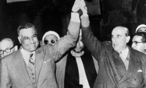 شكري القوتلي (يسار) وجمال عبد الناصر (يمين) غداة إعلان الوحدة بين سوريا ومصر 1958 (AFP)