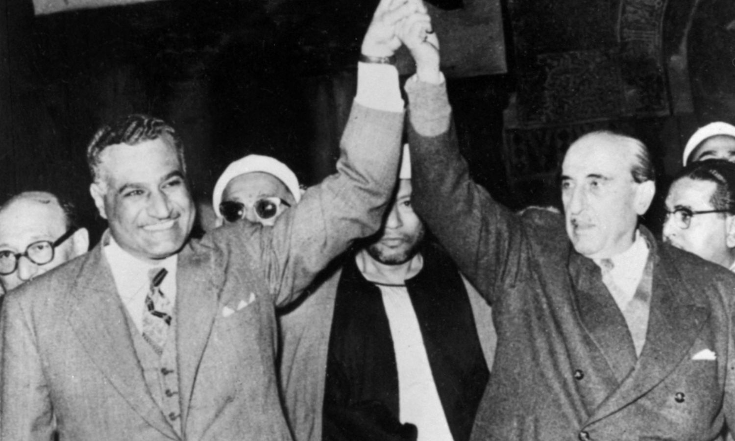 شكري القوتلي (يسار) وجمال عبد الناصر (يمين) غداة إعلان الوحدة بين سوريا ومصر 1958 (AFP)