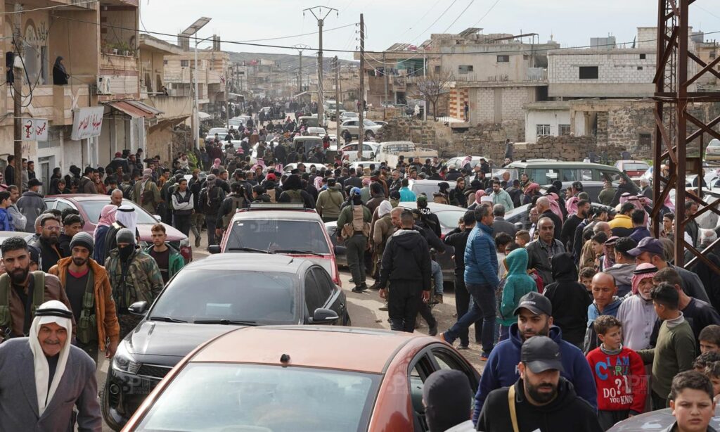 مدنيون ومقاتلون محليون خلال صلح عشائري في بلدة محجة شمالي درعا- 13 من شباط 2024 (Bosra Press/ فيس بوك)