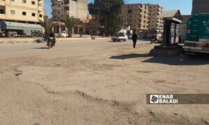 حفر منتشرة في بعض الطرق بمدينة دير الزور- 11 من شباط 2024 (عنب بلدي)