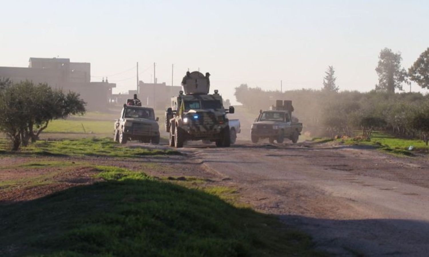 مجموعة عسكرية من قسد خلال تدخلها لفض اقتتال عشائري في ريف مدينة الطبقة غربي محافظة الرقة- 26 من شباط 2024 (SDF)