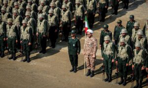 الحرس الثوري الإيراني في استعراض عسكري في طهران 2022 (رويترز)