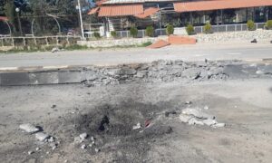 آثار قصف تركي استهدف سيارة في مدينة المالكية شرقي محافظة الحسكة- 28 من شباط 2024 (روناهي)