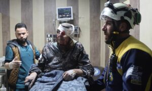 امرأة مسنة مصابة إثر قصف قوات النظام السوري قرية آفس شرقي إدلب - 20 من شباط 2024 (الدفاع المدني السوري)