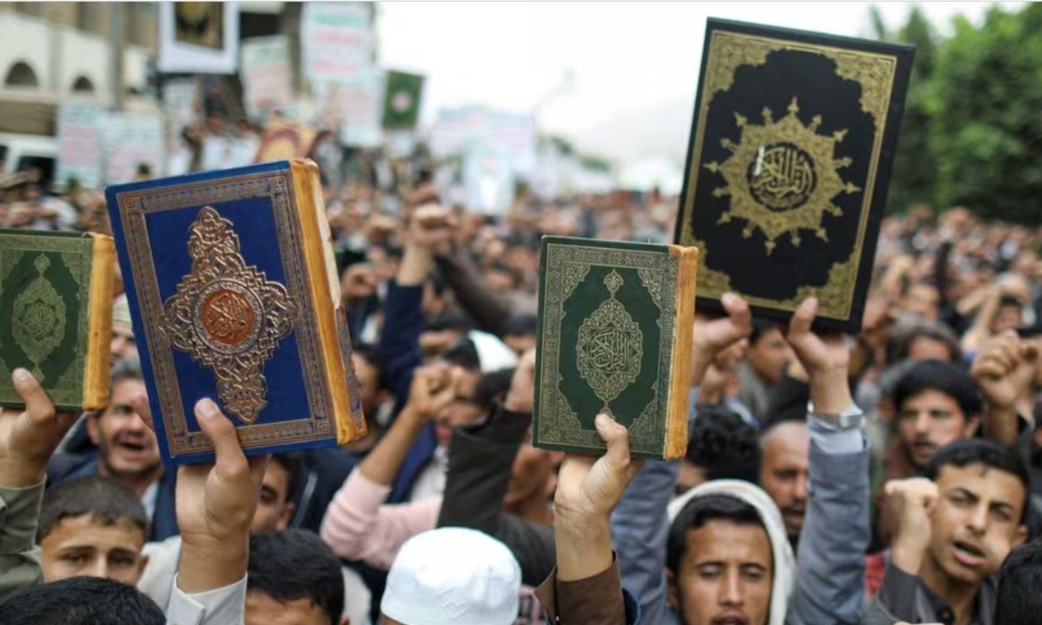 أشخاص يتظاهرون ضد تدنيس القرآن الكريم في الدنمارك في صنعاء اليمن - 24 من تموز 2023 (روتيرز)